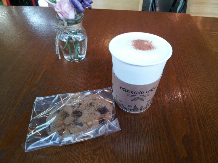 Cappuccino (4,000 won) and a cookie (2,000 won) at Mint Bloom Flower Cafe.